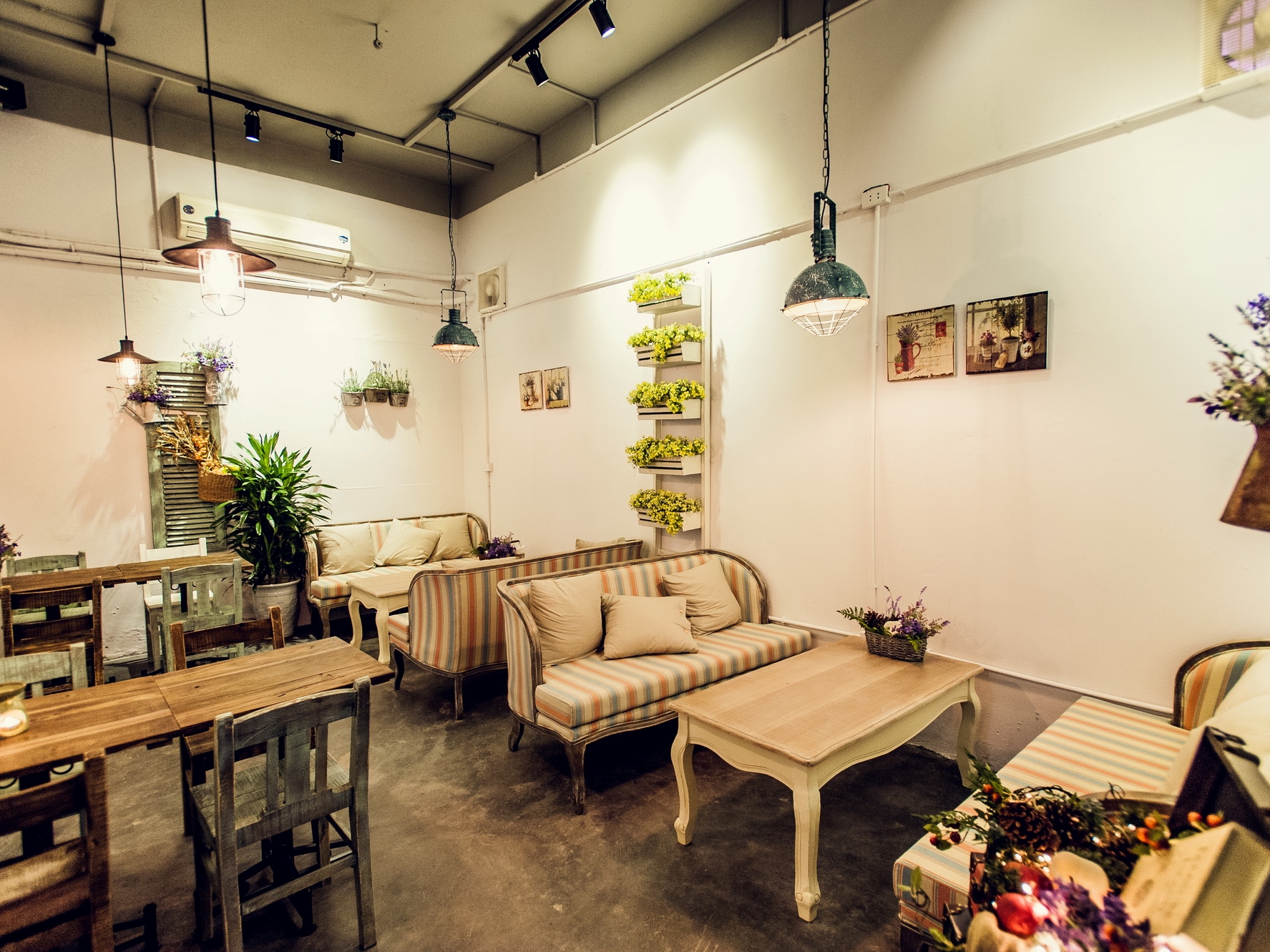 Image result for cafe ideas | Cafe interior design, Coffee shop decor, Cafe  decor