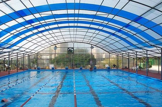 Bể bơi có mái là gì?